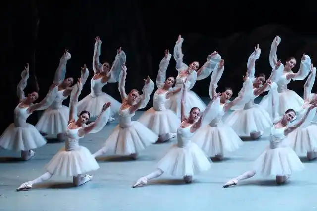 纪录芭蕾航母战斗群,必须也只能用摄影航母战斗群"eos"来承担,不用说