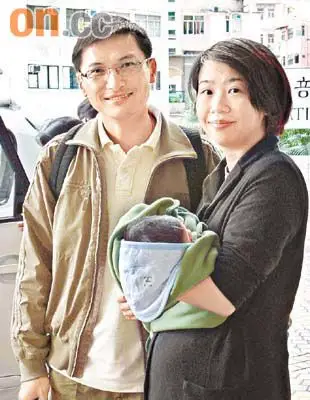 一家三口乐融融新浪娱乐讯陈锦鸿太太杜雯惠产后昨天出院,一家三口