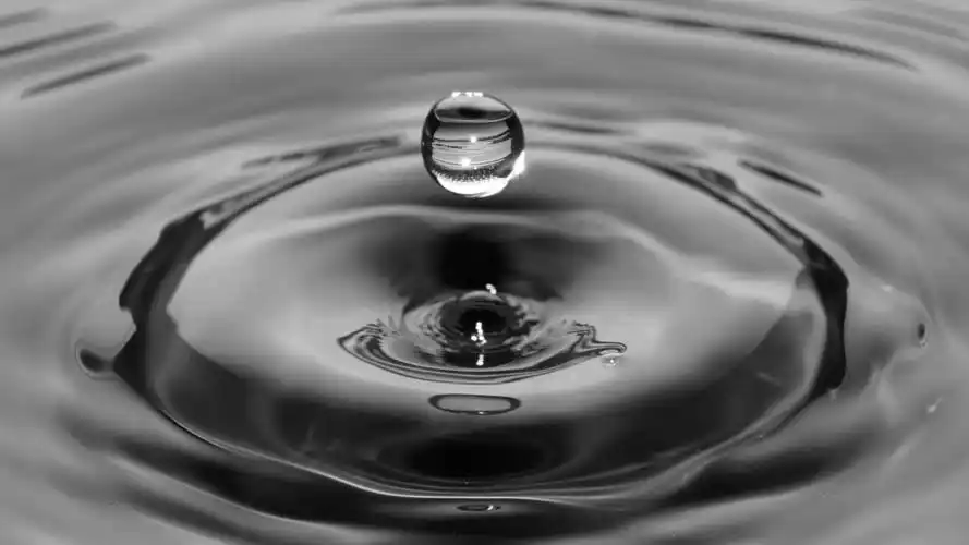 好看的水滴滴落动态壁纸