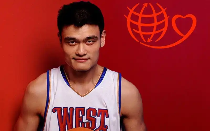 姚明生涯最解气一战,霸气推翻疯狂挑衅的老外,裁判都惊呆了.