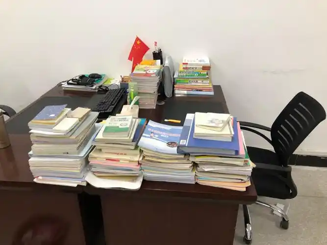 周日返校,周一期中考,考场布置要整洁,办公室堆放的书籍也一定要整洁