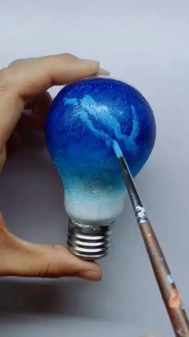 小姐姐在灯泡上画画宛如唯美的仙境网友期待开灯的样子