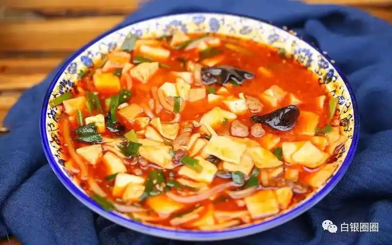 是一家极具西北特色的小吃店——伊兴面片,他们家有腱子肉,烩面,炒面