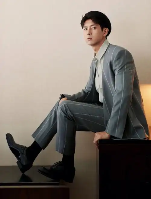 贝雷帽李现皮鞋黑袜