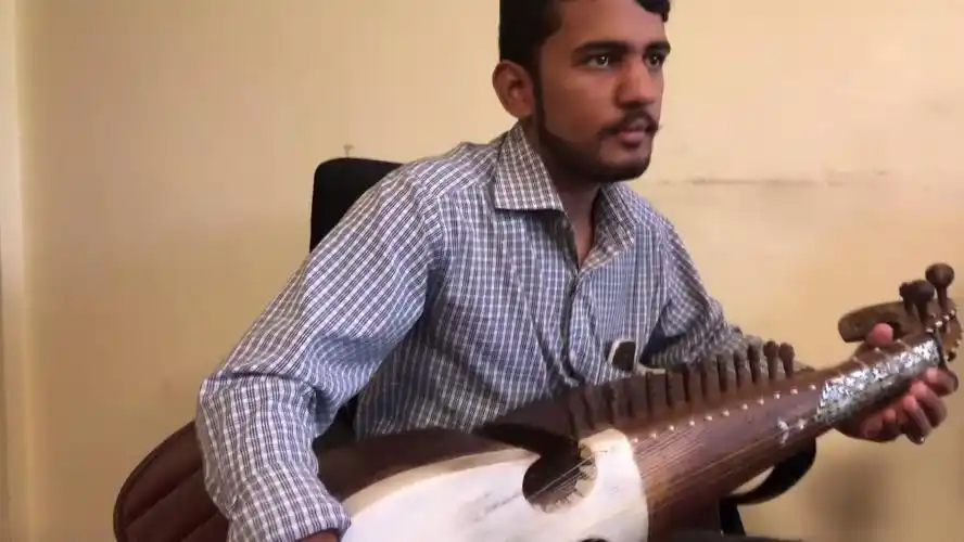 巴基斯坦小伙用热瓦甫演奏《权力的游戏》主题曲】20岁的普什图族小伙