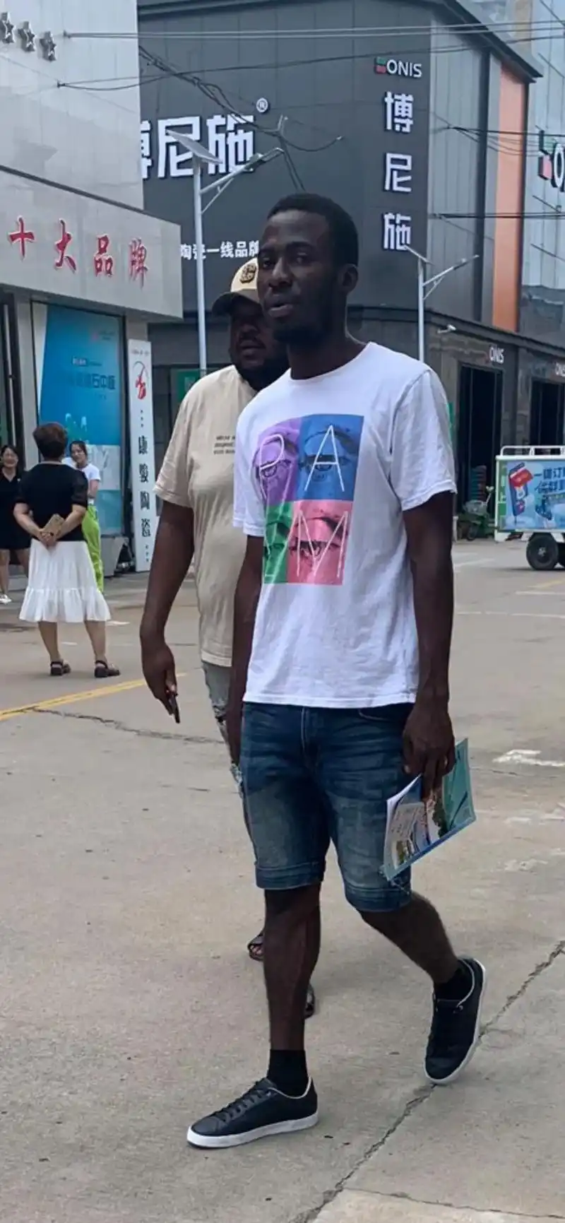 今天陶瓷商城来了两个非洲人,确实有点黑,我都没看见他的鼻子和 - 抖