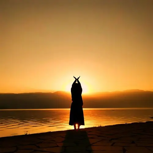 邛海的早晨,日出时刻万道霞光,一女子双手上托,迎接新的一天.