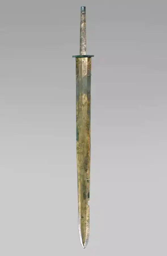 04青铜剑制造工艺之谜二号坑出土的青铜剑,剑身上有八个棱面,极为对称