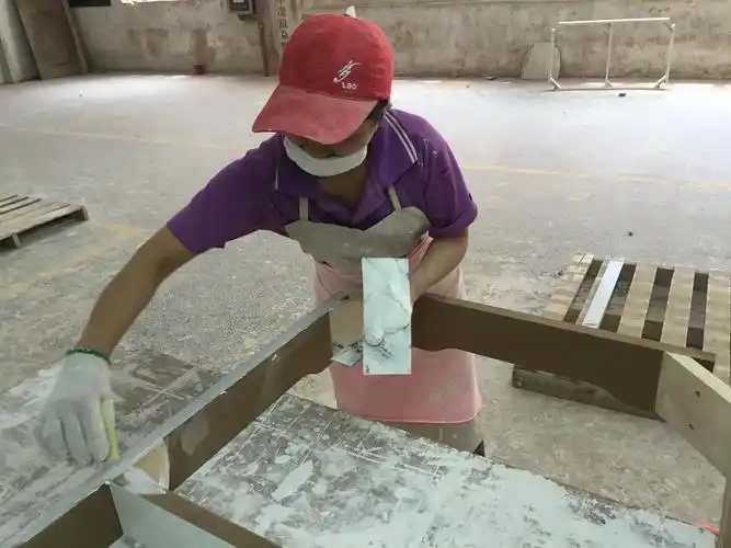 按照应用方向来讲,木器腻子系列有批灰型和修补型两种,也有人使用透明