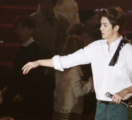 吴世勋gif白衬衫gif舞台gif牵手gif