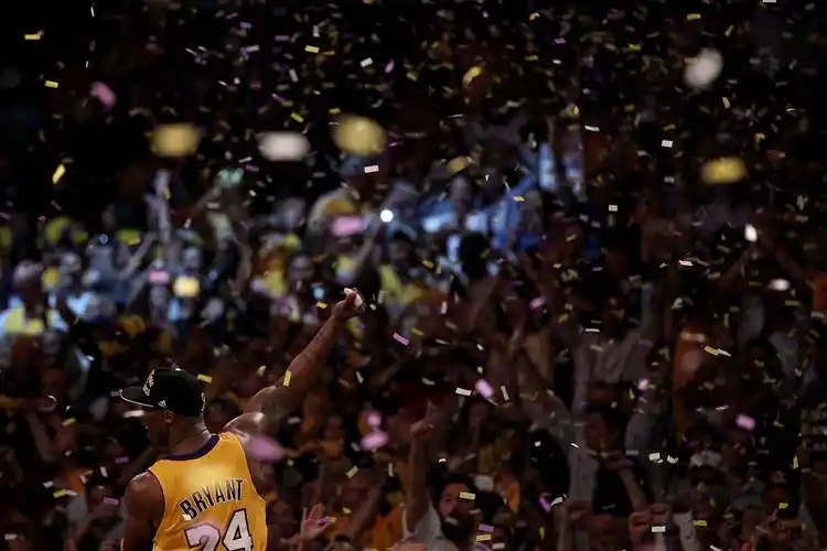 世界之巅一组2010年科比夺冠后庆祝的高清大图