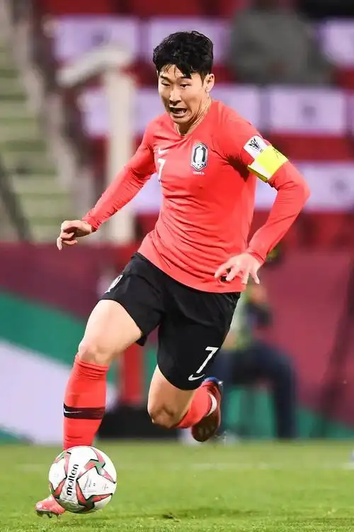 这是亚洲一哥和亚洲一哥们的碰撞 说实话,孙兴慜和武磊各有优势 - 抖