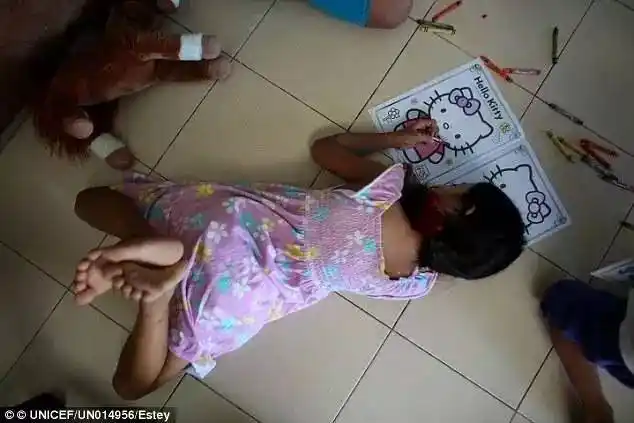 他们只有几岁,却被自己父母安排直播,而镜头另一边