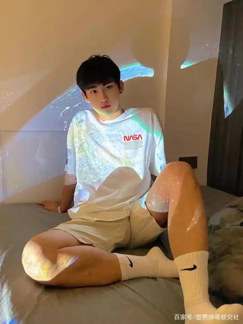 球服高中生小奶狗,穿起衬衫西装,帅得让人移不开眼睛!