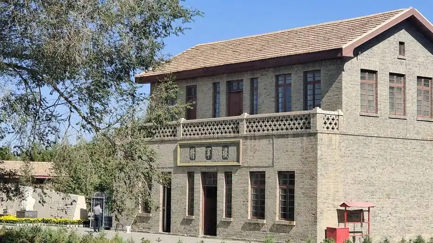 格尔木旅行摄影首选之地ー定要去拜谒将军楼致敬慕将军