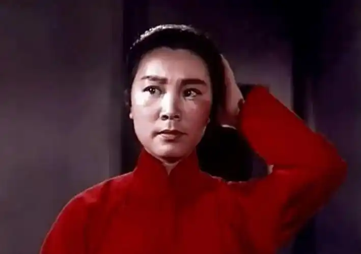 "阿庆嫂"洪雪飞:53岁命丧山沟,去世29年,丈夫以特殊方式怀念_成为了