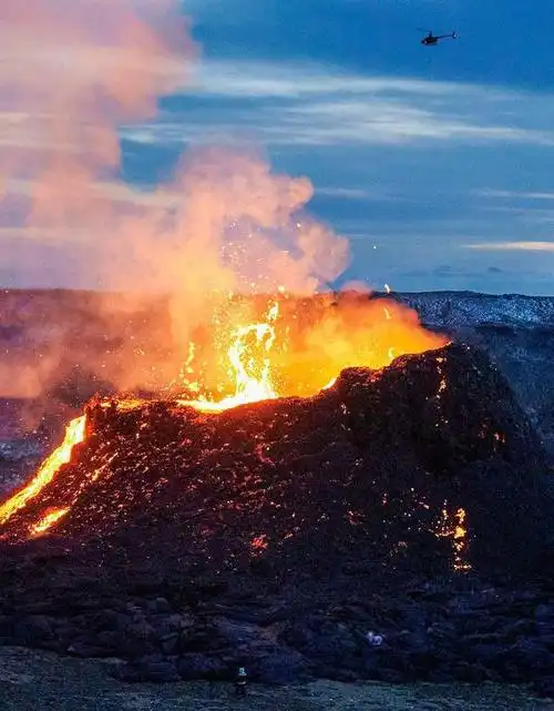 岩浆位于地下80——400千米的地方,这里被称为软流层(软流圈),温度