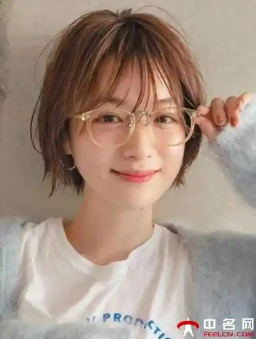 日式慵懒短发女生绝对会让你一眼就沦陷.想必很多女生都对日式短