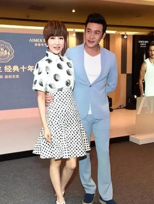 郭京飞"金屋藏娇"多年的妻子原来是她!长相可爱,穿衣时尚