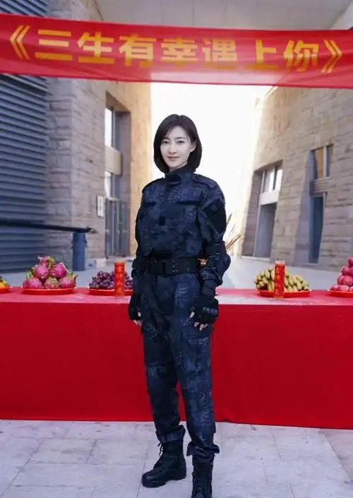 素颜女神王丽坤新剧开机,穿特战部队迷彩服,化身成魅力女英雄