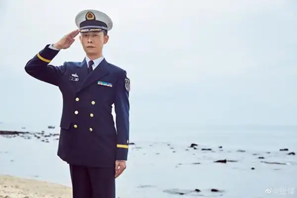 张译晒海军军装照为人民海军庆生网友永远被你的军装帅到