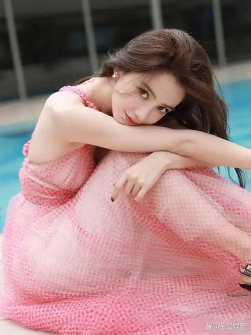 女星泳装谁最美?那必须是迪丽热巴,好像出水芙蓉!