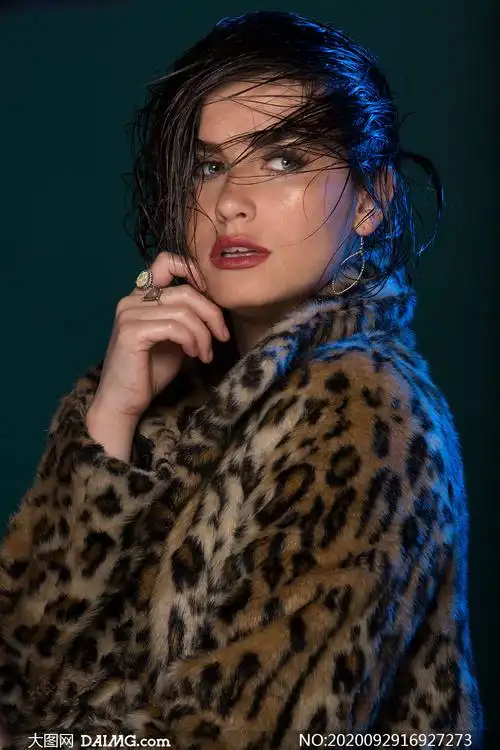 豹纹外套浓妆模特人物摄影原片素材