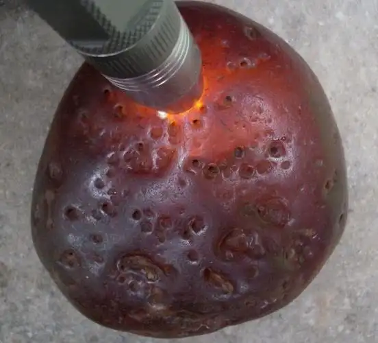 灯光识别玛瑙的真假和好坏主要是看玛瑙石的质地浑厚度