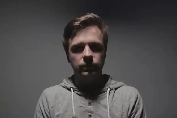 如下图所示,在顶光的作用下,人物的眼窝,人中,下颌