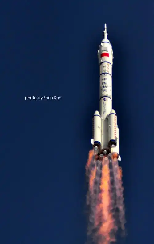 此图使用600毫米镜头,火箭1500米高空姿态
