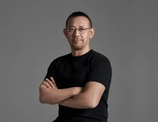 据贵州安酒工作人员透露,在北京拍摄现场,影视剧中常常霸气十足的姜文