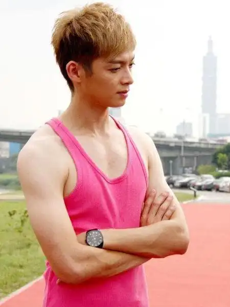 七招排骨男变身肌肉man