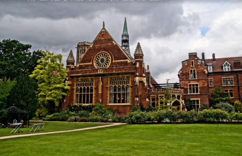 剑桥大学法学院开设课程有法学学士,硕士,博士学位课程,以及公司法