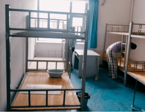 为便利同学们生活,青岛二中不仅为我们安排了舒适的学生宿舍,开放了