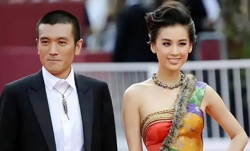 黄圣依的豪门上位史:身份被藏了8年,如今两个儿子一年2亿零花钱_杨子