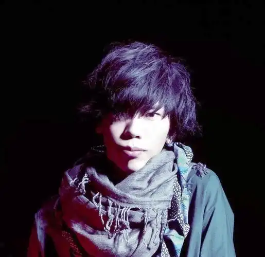 米津玄师:从忧郁形象到音乐成功的旅程