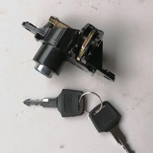 适用摩托车电动车凌鹰款尾箱锁头后置物箱锁螺孔距8.7cm