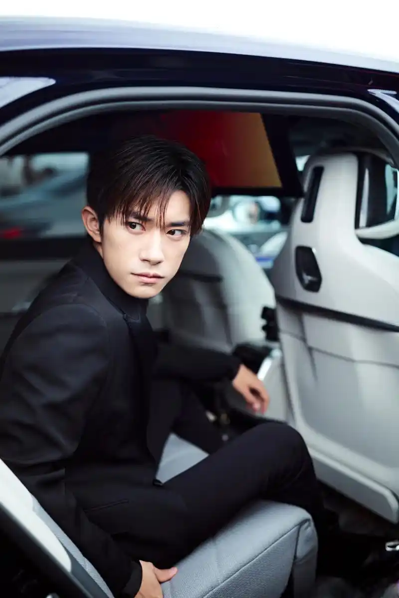 易烊千玺插兜回眸易烊千玺插兜背影 易烊千玺工作室发新图了,这身黑