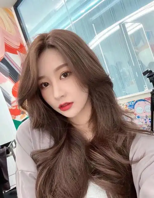 南充染发南宁探店  南充烫发染发  夏季显白发色推荐  奶茶色  奶茶色