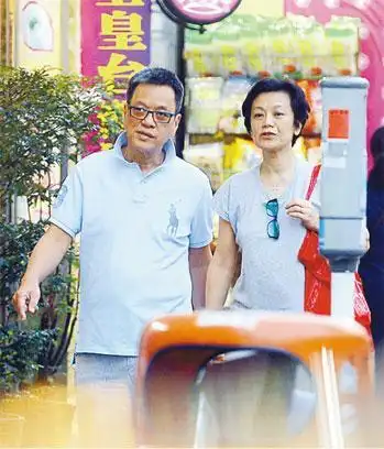 张艾嘉与富商老公结婚23年 逛街揽腰痴缠