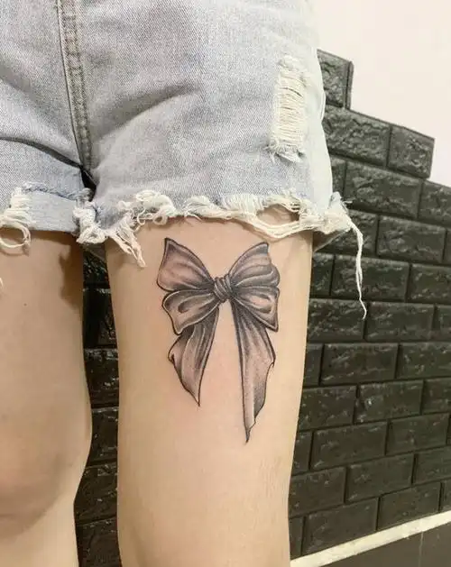 蝴蝶结纹身图片_腿部纹身图案