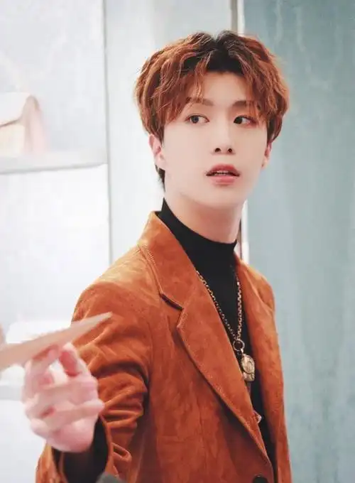 黑发太过普通?范丞丞彩虹发色遭网友热议,果然颜好随性穿