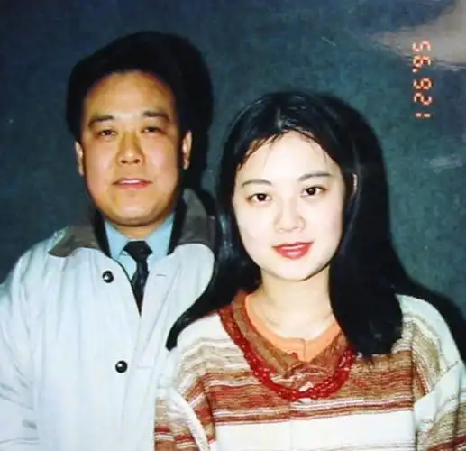 主持人姜丰:巅峰时离开央视,赴英留学生子,今52岁独自抚养子女