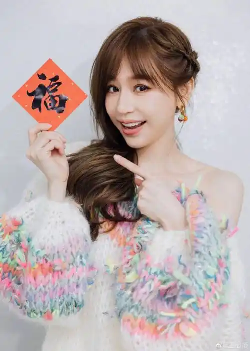 王心凌笑容甜美小露香肩!甜心教主肌肤白嫩美得让人窒息