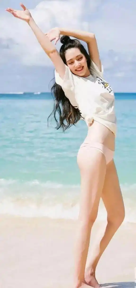 女明星郭碧婷一组海边泳装照.