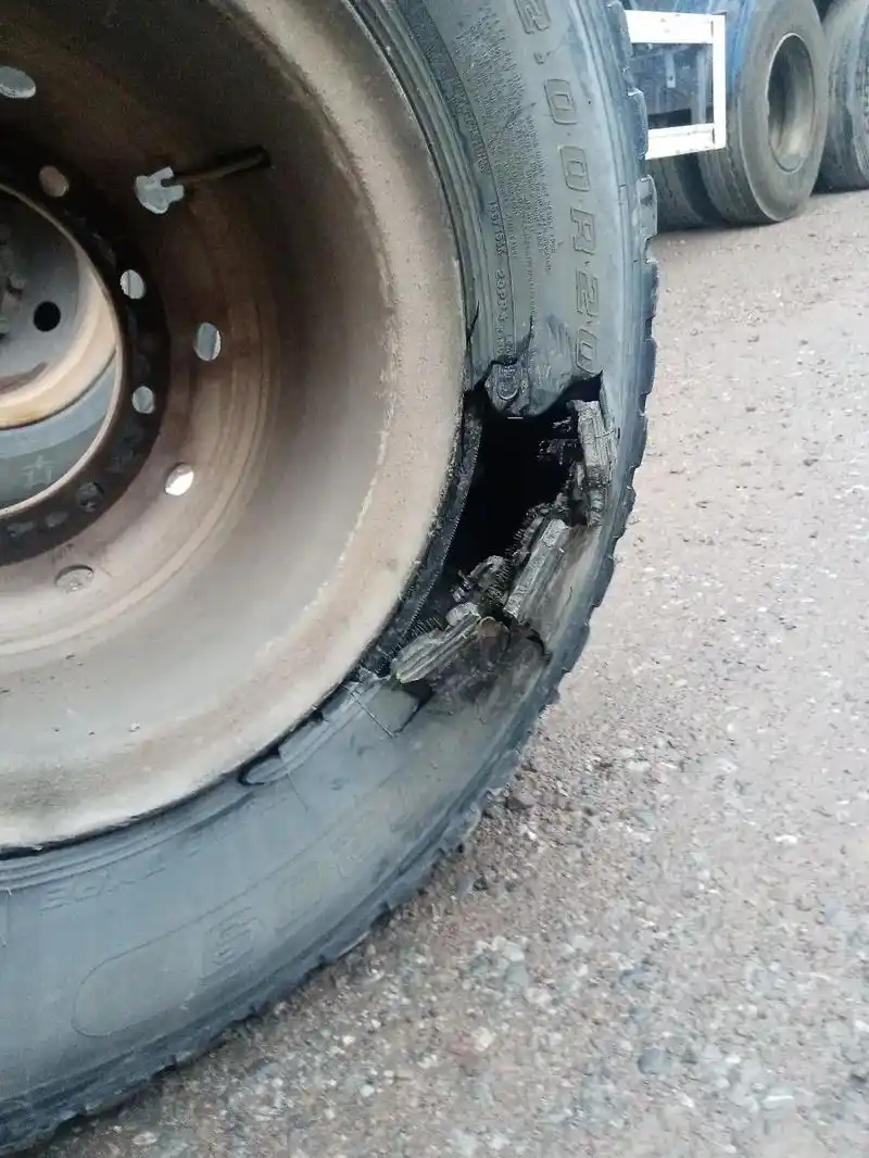 大货车爆胎究竟有多可怕 #一车一江湖 #雪上加霜 #轮胎爆 - 抖音