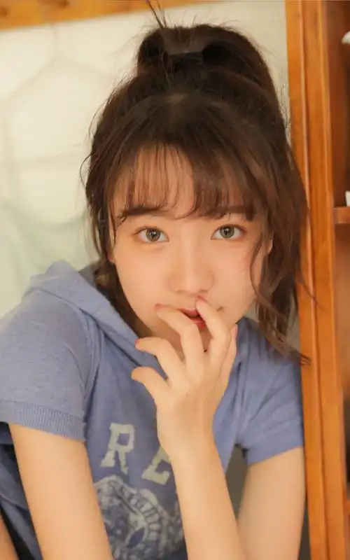 马尾辫女孩甜美居家性感美女图片