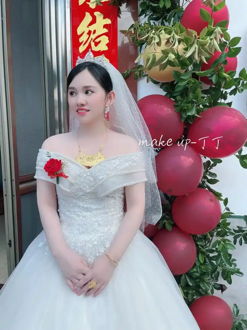 简约高盘新娘白纱造型9699.皇冠95配白纱真的是yyds! - 抖音