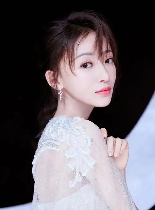 吴谨言 抹胸纱裙搭配轻盈薄纱斗篷,清新灵动,仙女范十足!