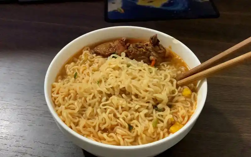 煮上一大碗泡面 煎一个荷包蛋 简简单单解决一餐晚饭 吃的饱饱的